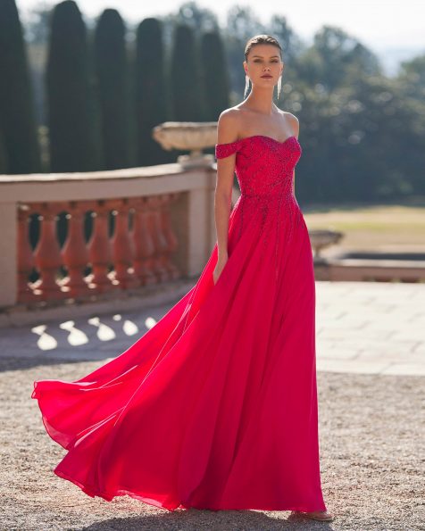 Long evening dress, crafted in chiffon combined with beadwork. Showcase a sweetheart neckline, close back and sleeves. A Marfil Barcelona look. MARFIL_BARCELONA.