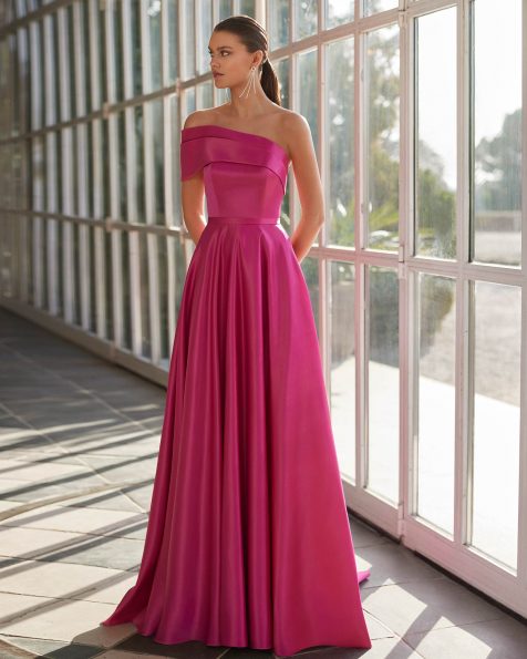 Long evening dress made in satin. Showcase an asimetric neckline, keyhole back and sleeveless bodice. A Marfil Barcelona look. MARFIL_BARCELONA.