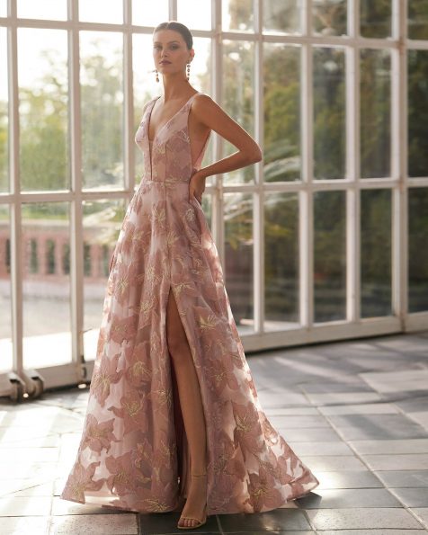 Long evening dress crafted in fil coupe. Featuring a V-neckline and V-back, sleeveless bodice and a side slit. A Marfil Barcelona look. MARFIL_BARCELONA.