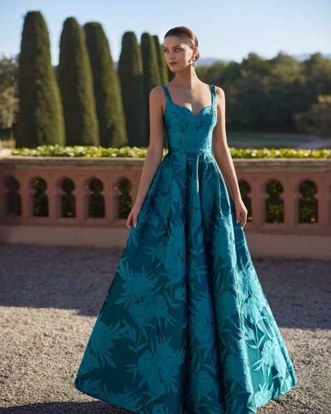 Vestido de fiesta largo. Confeccionado en brocado. Con escote corazón, espalda cuadrada y tirantes.Look Marfil Barcelona. MARFIL_BARCELONA.