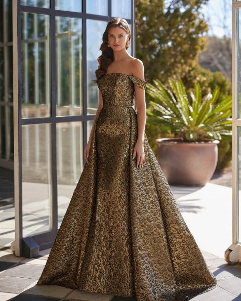 Long evening dress crafted in brocade. Showcase a strapless neckline, open back and dropped straps. A Marfil Barcelona look. MARFIL_BARCELONA.