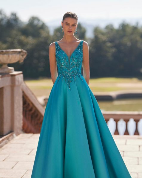 Vestido fiesta de dos piezas largo. Confeccionado en mikado combinado con pedrería. Con escote corazón, espalda abierta y manga de encaje.Look Marfil Barcelona. MARFIL_BARCELONA.