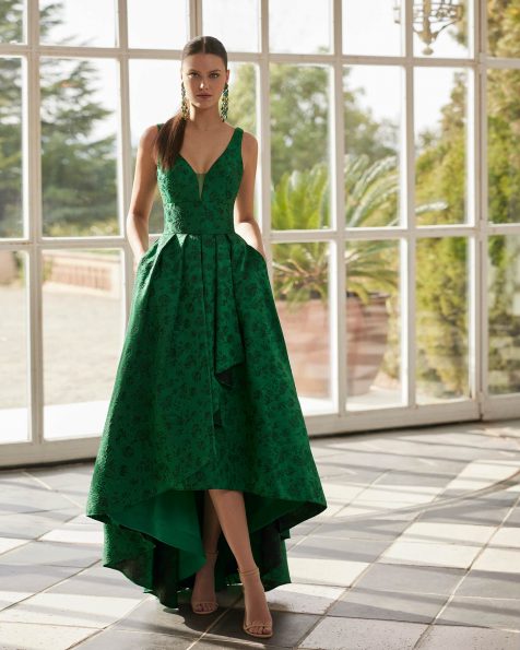 Vestido de fiesta largo. Confeccionado en brocado. Con escote pico, espalda abierta y tirantes. Falda asimétrica. Look Marfil Barcelona. MARFIL_BARCELONA.