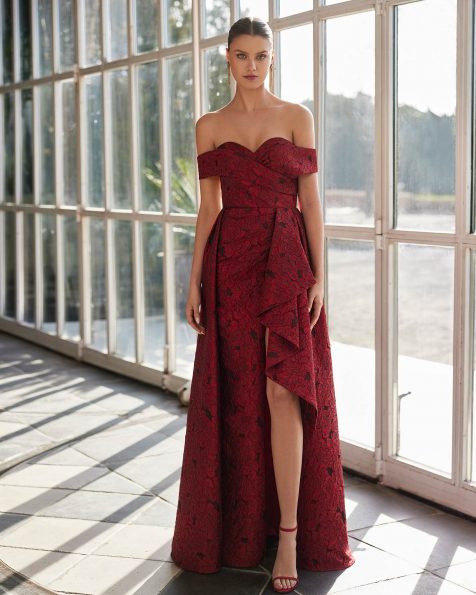Long evening dress crafted in brocade. Featuring a sweetheart neckline, open back, dropped straps and an asymmetric skirt with a side slit. A Marfil Barcelona look. MARFIL_BARCELONA.