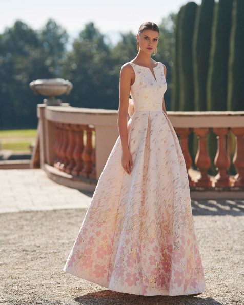 Long evening dress crafted in brocade. Featuring a bateau neckline, V-back, sleeveless bodice and a decorative back bow. A Marfil Barcelona look. MARFIL_BARCELONA.