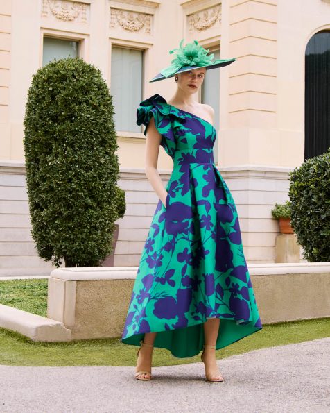 Vestido de fiesta high low, confeccionado en mikado estampado. Con escote asimétrico y chal. MARFIL_BARCELONA.