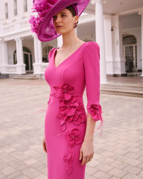 Vestido de fiesta midi, confeccionado en crepé con flores. Con escote pico, manga francesa, espalda cerrada y falda con abertura trasera. MARFIL_BARCELONA.