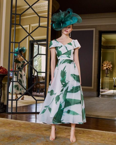 Vestido de fiesta midi, confeccionado en organza estampada. Con escote envolvente, espalda con cremallera y chal. MARFIL_BARCELONA.