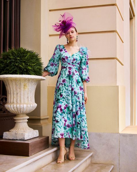 Vestido de fiesta high low, confeccionado en gasa estampada. Con escote en V, manga abullonada y espalda cerrada. MARFIL_BARCELONA.