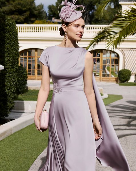 Vestido de fiesta midi, confeccionado en raso. Con escote barco, manga corta, espalda cerrada y chal. MARFIL_BARCELONA.
