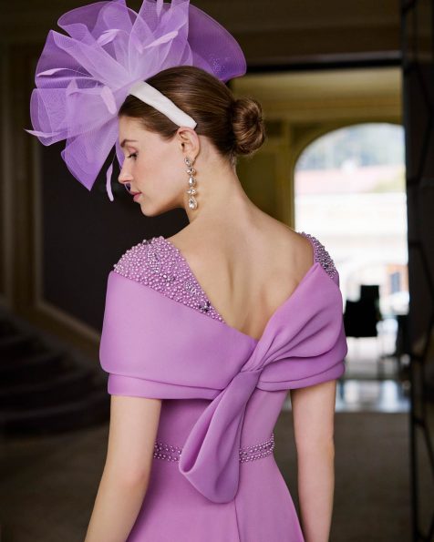 Vestido de fiesta midi, confeccionado en georgette con pedrería. Con escote envolvente, manga envolvente, espalda con adorno de lazo y chal. MARFIL_BARCELONA.