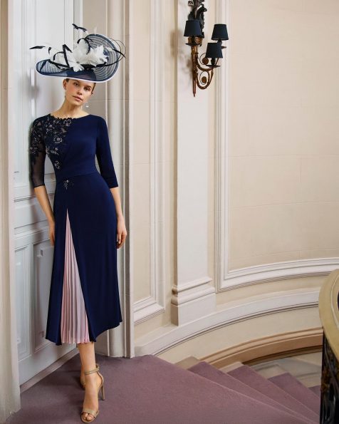 Vestido de fiesta midi, confeccionado en jersey con encaje y pedrería. Con escote barco, manga francesa y espalda cerrada. MARFIL_BARCELONA.