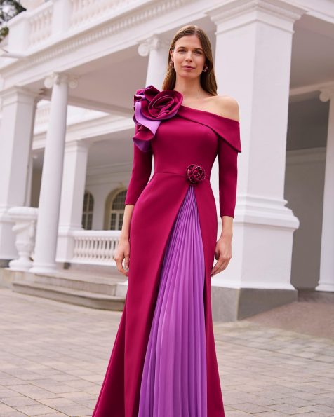 Vestido de fiesta largo, confeccionado en crepé con georgette. Con escote asimétrico y manga francesa. MARFIL_BARCELONA.