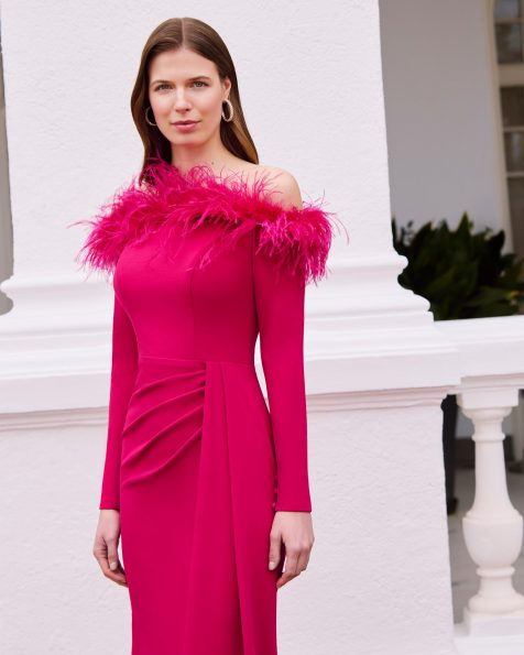 Vestido de fiesta largo, confeccionado en crepé elástico y plumas. Con escote barco, manga larga y espalda cerrada. Con chal. MARFIL_BARCELONA.