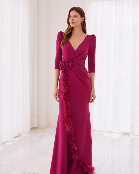 Vestido de fiesta largo, confeccionado en jersey y plumas. Con escote pico, manga francesa y espalda cerrada. Con chal. MARFIL_BARCELONA.