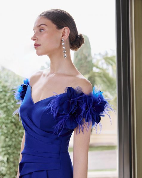 Abito da sera lungo in crêpe satinato e piume. Scollo off-shoulder e scialle incluso. MARFIL_BARCELONA.