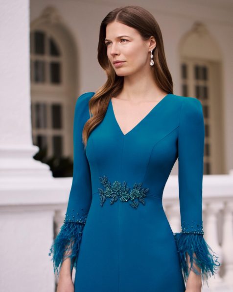 Vestido de fiesta largo, confeccionado en crepé y pedrería. Con escote pico, manga larga y espalda cerrada. MARFIL_BARCELONA.