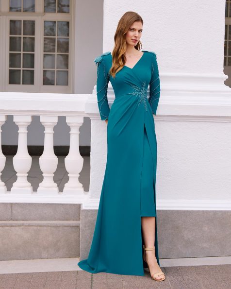 Vestido de fiesta largo, confeccionado en crepé y pedrería. Con escote pico, manga francesa y espalda en V. MARFIL_BARCELONA.