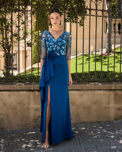 Vestido de fiesta largo, confeccionado en crepé satén y encaje pedrería. Con escote pico, manga francesa y espalda lágrima. MARFIL_BARCELONA.