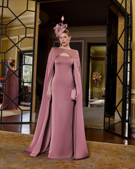 Vestido de fiesta largo, dos piezas confeccionado en crepé satén y pedrería. Con escote redondo, manga corta y espalda cerrada. Con capa. MARFIL_BARCELONA.