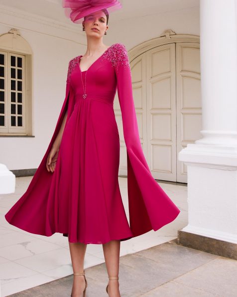 Vestido de fiesta largo, dos piezas confeccionado en crepé elástico. Con escote en V, tirantes y espalda cerrada. Con capa. MARFIL_BARCELONA.