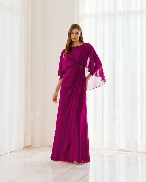 Vestido de fiesta largo confeccionado en raso texturizado. Con escote barco, manga mariposa y espalda cerrada. MARFIL_BARCELONA.