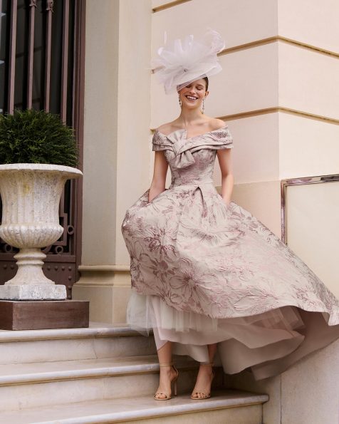 Vestido de fiesta largo, confeccionado en brocado. Con escote bajo hombros y chal. MARFIL_BARCELONA.