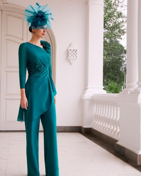 Blusa y pantalón de fiesta, dos piezas confeccionado en gasa. Con escote asimétrico, manga larga y espalda cerrada. MARFIL_BARCELONA.