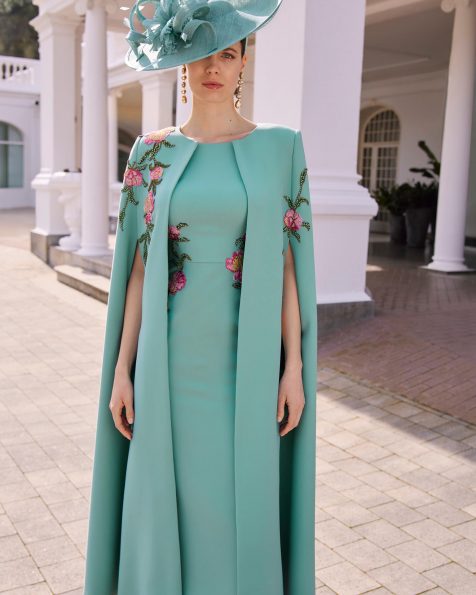 Vestido de fiesta midi, dos piezas confeccionado en crepé elástico. Con escote barco, manga corta y espalda cerrada con abrigo. MARFIL_BARCELONA.