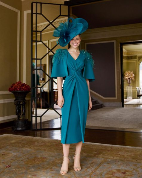 Vestido de fiesta midi, confeccionado en crepé elástico. Con escote en V, manga capa y espalda cerrada con plumas. MARFIL_BARCELONA.