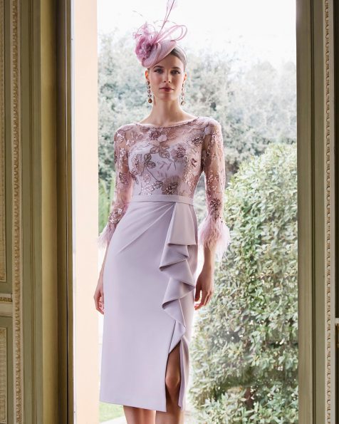 Abito da sera midi, in crêpe elasticizzato con pizzo e perline. Scollo a barca, maniche a tre quarti, schiena a V e gonna con spacco frontale. MARFIL_BARCELONA.