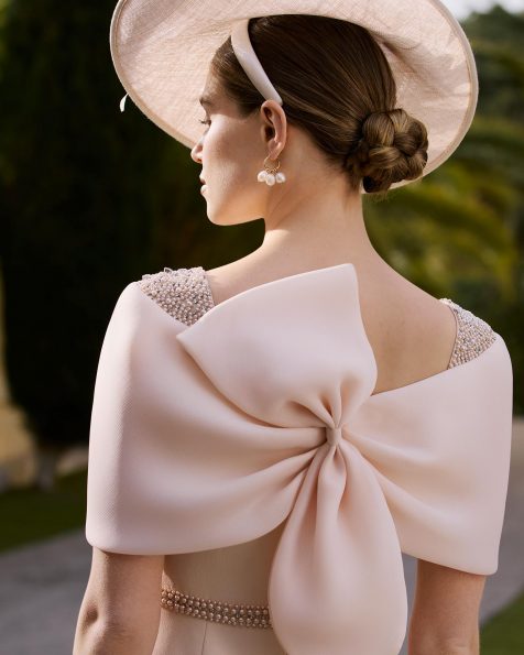 Abito da sera midi in crêpe con perline. Scollo a portafoglio, maniche a mantella, schiena con fiocco e gonna con spacco posteriore. MARFIL_BARCELONA.