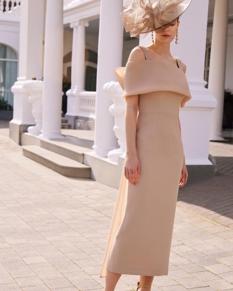 Abito da sera midi in crêpe satinato. Scollo a barca, spalline con perline e schiena con fiocco. MARFIL_BARCELONA.