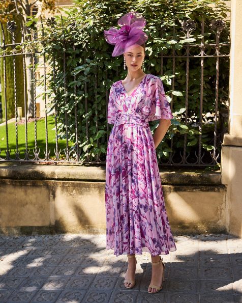 Midi evening dress, made of printed chiffon. Featuring a V-neckline, cape sleeves, and a closed back. MARFIL_BARCELONA.