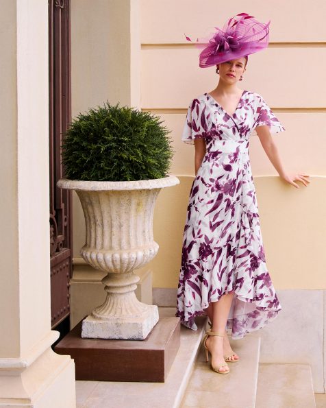 High-low evening dress, made of printed chiffon. Featuring a V-neckline, cape sleeves, and a closed back. MARFIL_BARCELONA.