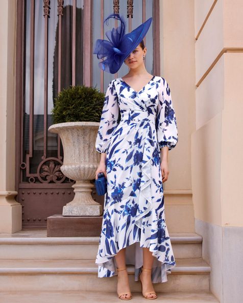 High-low evening dress, made of printed chiffon. Featuring a V-neckline, puffed sleeves, and a closed back. MARFIL_BARCELONA.