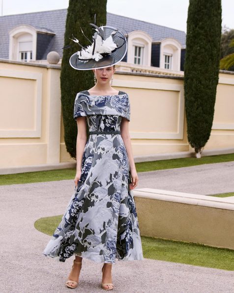 Midi evening dress, made of fil coupé with beading. Featuring a wrap neckline and a back with a bow detail. MARFIL_BARCELONA.