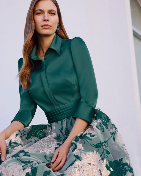 Vestido de fiesta largo, confeccionado en fil coupé. Con cuerpo de satén, cuello camisero, manga de camisa y espalda cerrada. MARFIL_BARCELONA.