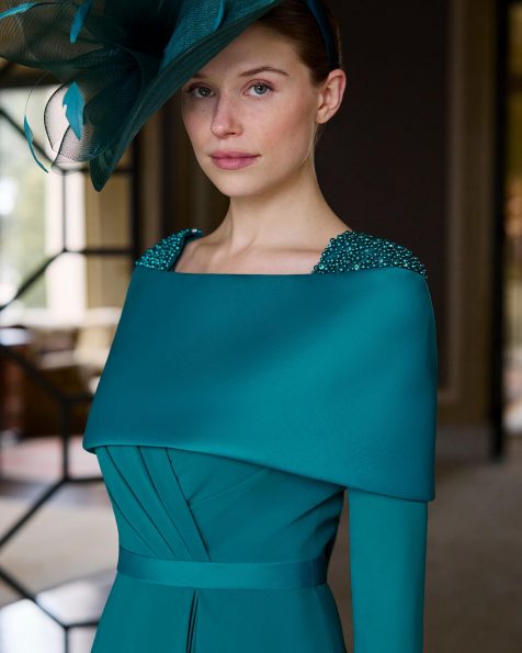 Vestido de fiesta midi, confeccionado en gasa. Con escote en V, manga francesa, espalda con adorno de lazo y chal. MARFIL_BARCELONA.