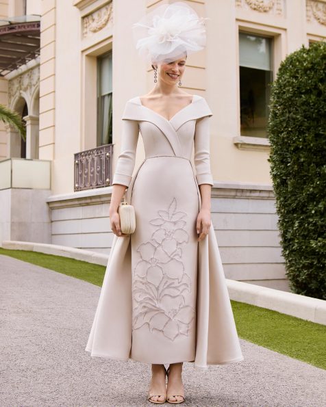 Midi evening dress made of stretch mikado. Featuring a sweetheart neckline, three-quarter sleeves, and closed back. MARFIL_BARCELONA.