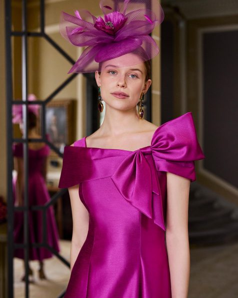 Vestido de fiesta midi, confeccionado en satén. Con escote envolvente y chal. MARFIL_BARCELONA.