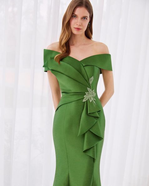 Vestido de fiesta largo, confeccionado en mikado con pedrería. Con escote envolvente y chal. MARFIL_BARCELONA.