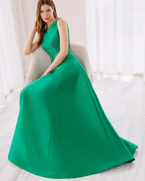 Vestido de fiesta largo, confeccionado en mikado con pedrería. Con escote en V, tirantes, espalda cuadrada y chal. MARFIL_BARCELONA.