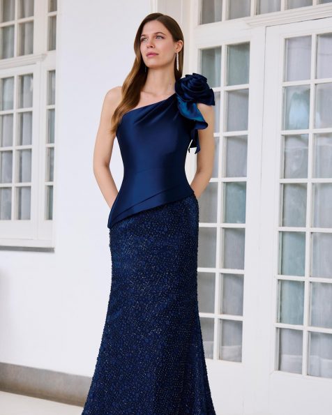 Abito da sera lungo, in perline con corpetto in mikado. Scollo asimmetrico, schiena scoperta e scialle. MARFIL_BARCELONA.