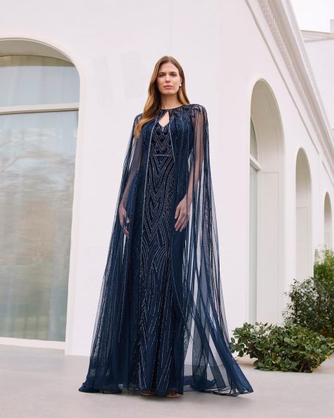 Vestido de fiesta largo, dos piezas confeccionado en pedrería. Con escote en V, tirantes, espalda en V y capa. MARFIL_BARCELONA.