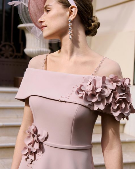 Abito da sera midi, in crêpe con perline. Scollo a portafoglio, schiena con fiocco e scialle. MARFIL_BARCELONA.