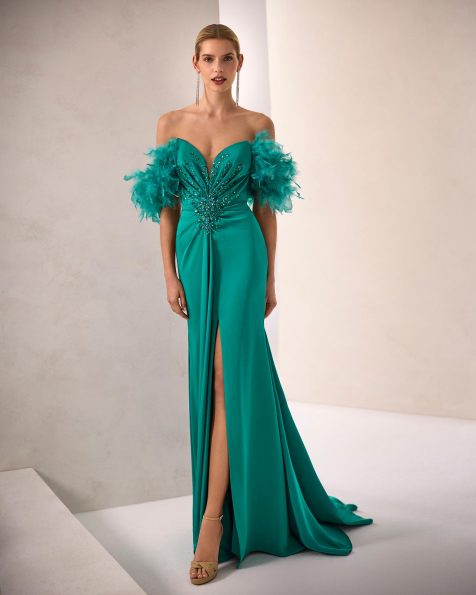 Abito da sera lungo. Realizzato in crêpe satin. Scollo a cuore e spalline cadenti. Dettagli con perline. Include scialle. MARFIL_BARCELONA.