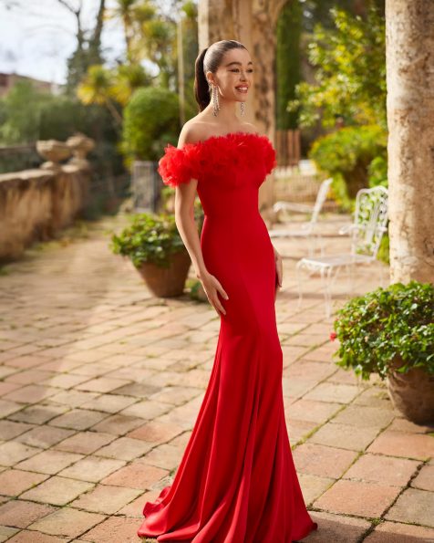 Vestido de fiesta largo. Confeccionado en crepé satén. Escote palabra de honor y tirantes caídos. Detalles florales. Incluye chal. MARFIL_BARCELONA.