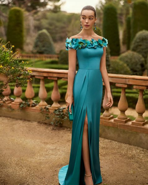 Vestido de fiesta largo, confeccionado en crepé satinado. Escote palabra de honor, detalles flores 3D. Incluye chal MARFIL_BARCELONA.