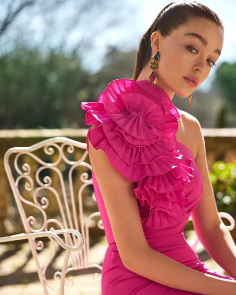 Vestido de fiesta largo. Confeccionado en crepé elástico. Escote asimétrico. Incluye chal. MARFIL_BARCELONA.